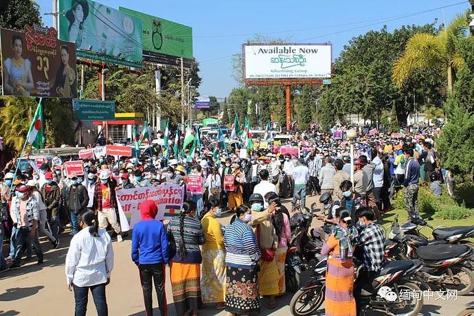缅甸爆发全国性超大规模示威活动，数百万人走上街头！多地军警已出动（组图） - 72