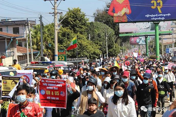 缅甸爆发全国性超大规模示威活动，数百万人走上街头！多地军警已出动（组图） - 73