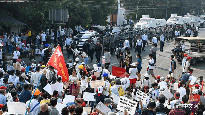 缅甸爆发全国性超大规模示威活动，数百万人走上街头！多地军警已出动（组图） - 76