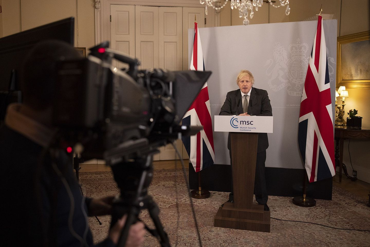 英国吊销CGTN执照的做法使得中英关系进一步恶化。图为2月19日，英国首相约翰逊（Boris Johnson）在伦敦通过视频出席慕尼黑安全会议线上特别会议。（新华社）