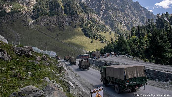 Indien Kashmir | Indischer Armeeconvoy