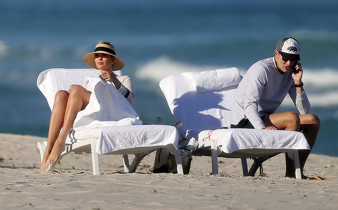 2021年2月7日，伊万卡与丈夫库什纳（Jared Kushner）在海滩上的长椅上休息。（《每日邮报》网站截图）