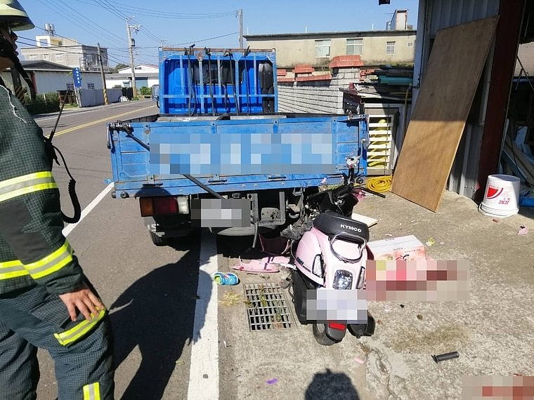新竹一名母亲骑车载着5岁和6岁的小孩，不慎追撞路边停放的货车，造成3人重伤。 翻摄画面