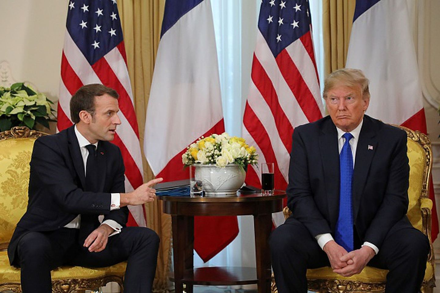 2019年12月3日，在伦敦举行的北约峰会期间，时任美国总统特朗普（左）与法国总统马克龙（Emmanuel Macron）举行双边会谈。（Getty Images）