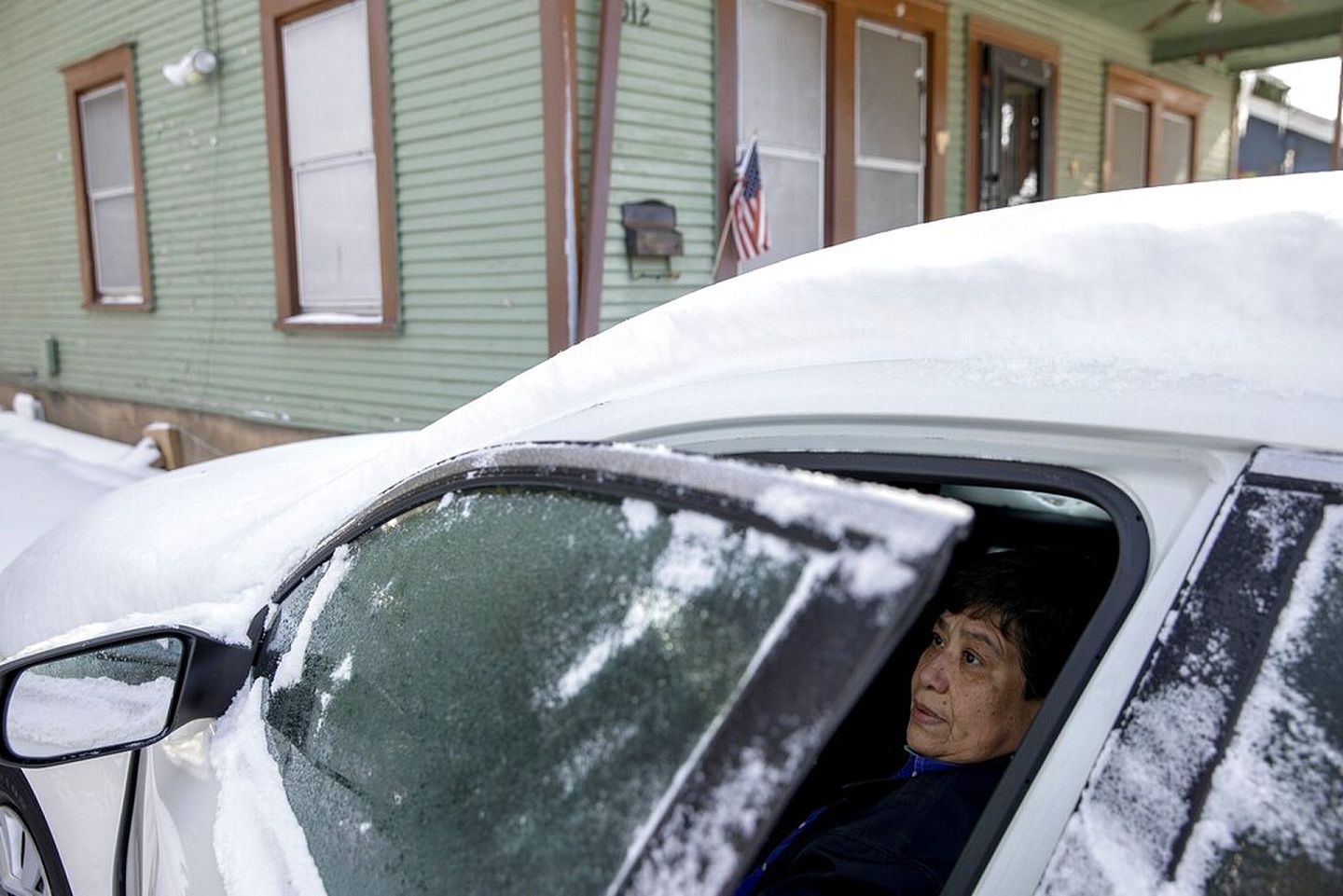 美国得克萨斯州（Texas）奥斯汀（Austin）居民玛丽亚称，他们家自2月15日起便停电，图为她16日在车内取暖，当时这部车停泊在家附近。（美联社）