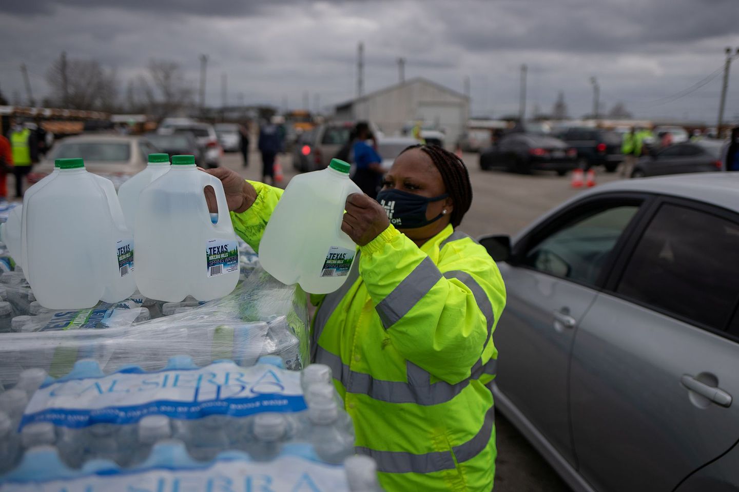 图为义工2月21日派水给得克萨斯州（Texas）休斯敦居民。（Reuters）