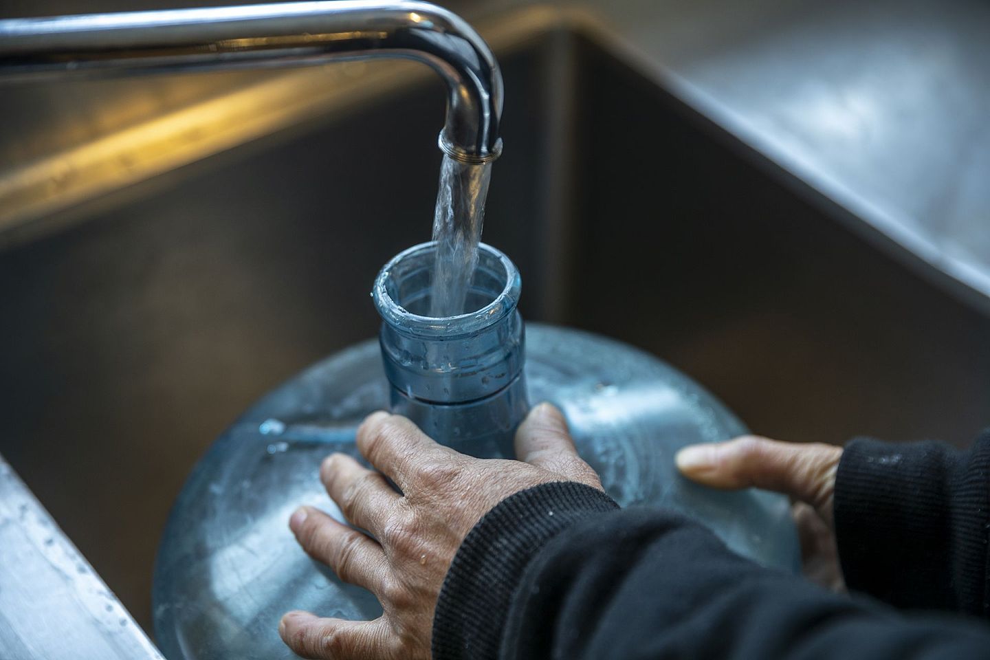 图为2021年2月19日，美国得州有社区中心开放给人装饮用水。（美联社）