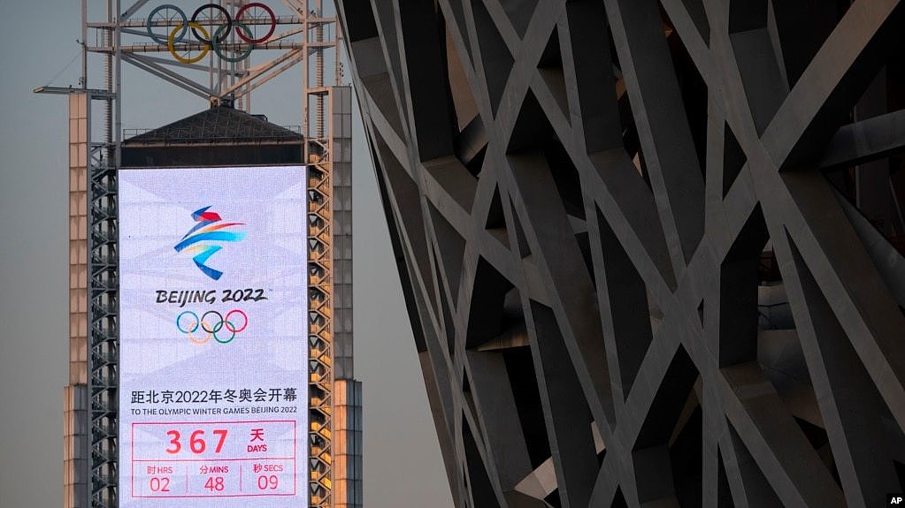 鸟巢旁的北京2022年冬季奥运会倒计时牌。