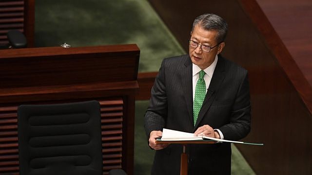 陈茂波宣读财政预算案（中新社图片24/2/2021）