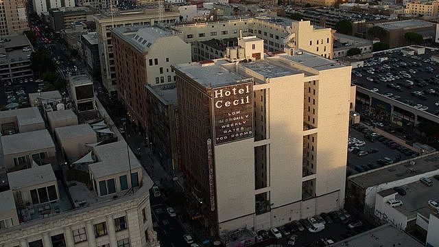 塞西尔酒店位于洛杉矶市区，附近有许多居无定所的游民（NETFLIX）