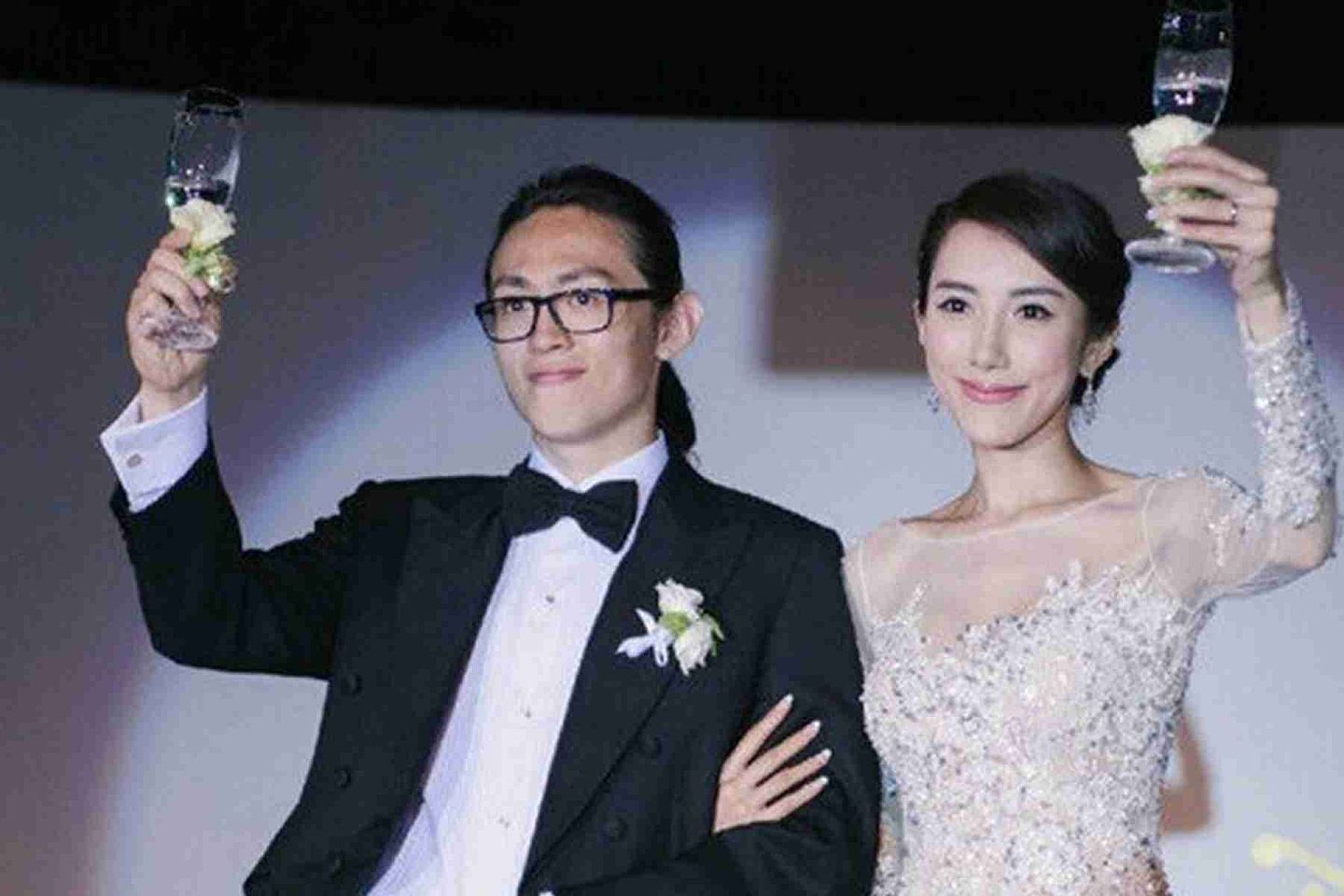 潘石屹之子潘瑞（左）与妻子婚礼现场照片。（微博@大秦越人）