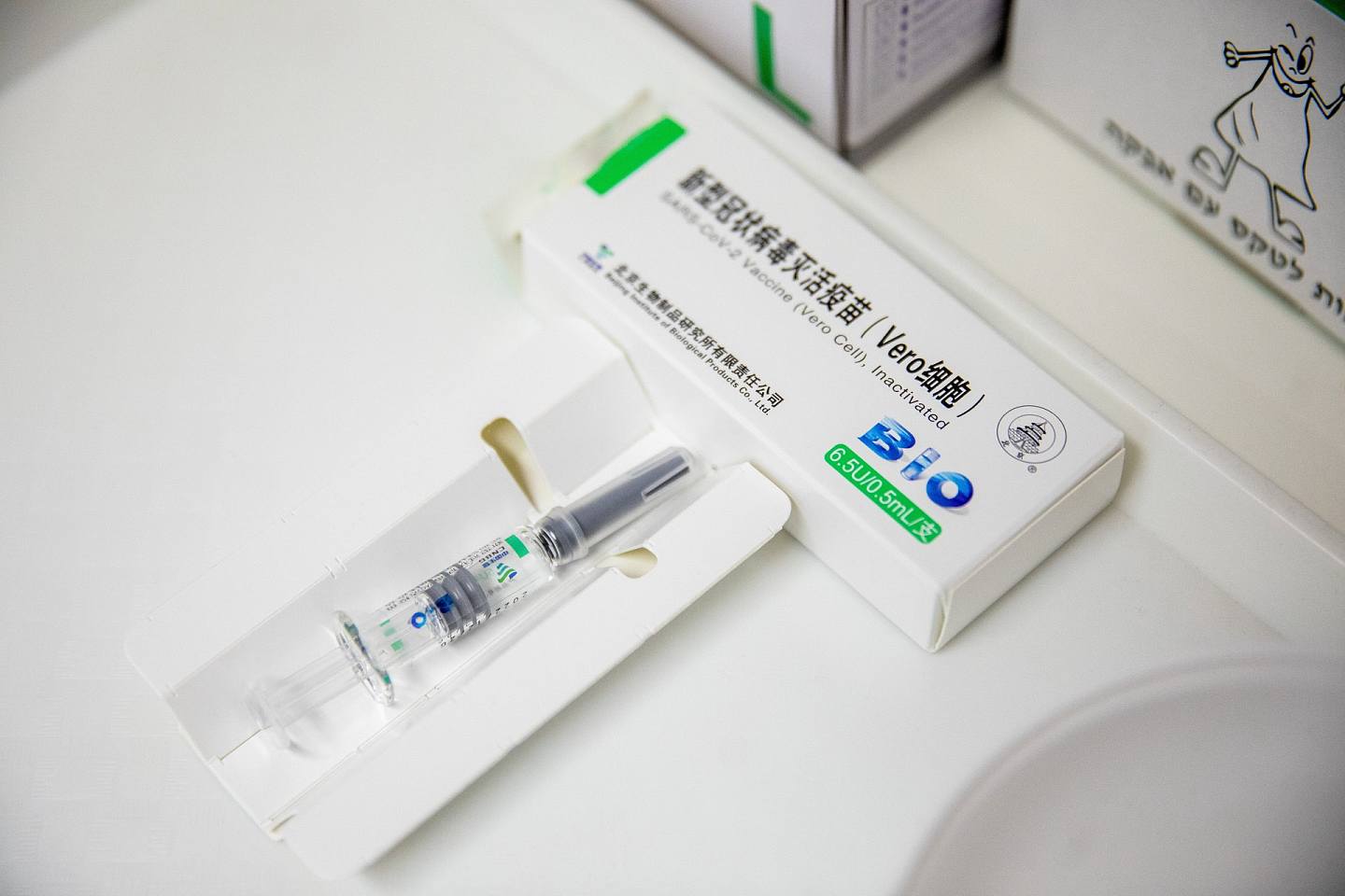 图为2月24日，在匈牙利塞格德大学正在试验的国药新冠疫苗。 （Reuters）
