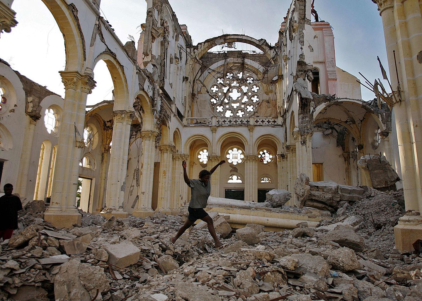 2010年1月12日，海地发生里氏震级7.0的地震，国际社会随后展开救援，中国政府是援助国之一。（视觉中国）