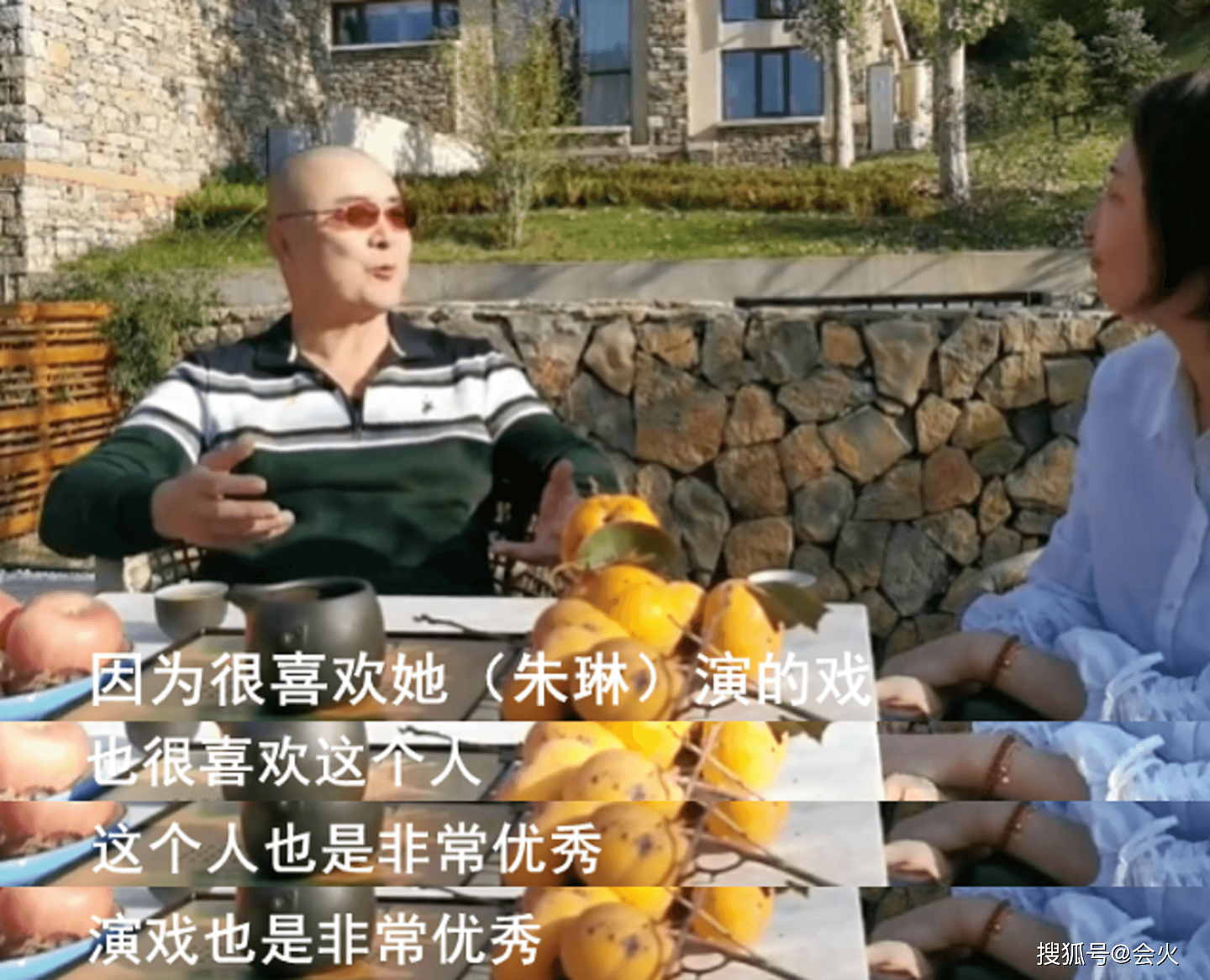 62岁徐少华露面，给人签名被嘲披一身床单，网友：假和尚捞真金（组图） - 10