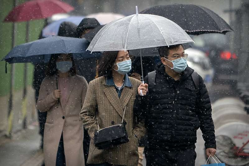 中国疫情：北京市民出门戴口罩（AP）