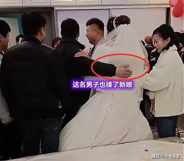 中国一新娘被多人婚闹，男子将她抱住按在床上摩擦欺压，新郎在一旁无动于衷（视频/组图） - 5