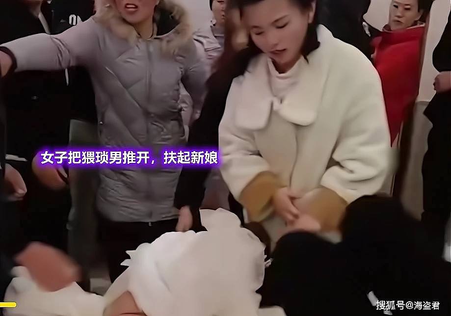 中国一新娘被多人婚闹，男子将她抱住按在床上摩擦欺压，新郎在一旁无动于衷（视频/组图） - 3