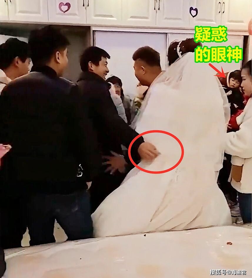 中国一新娘被多人婚闹，男子将她抱住按在床上摩擦欺压，新郎在一旁无动于衷（视频/组图） - 7