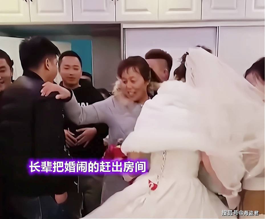 中国一新娘被多人婚闹，男子将她抱住按在床上摩擦欺压，新郎在一旁无动于衷（视频/组图） - 8