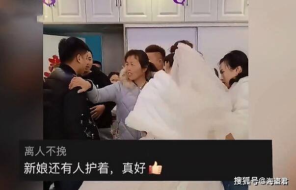 中国一新娘被多人婚闹，男子将她抱住按在床上摩擦欺压，新郎在一旁无动于衷（视频/组图） - 9