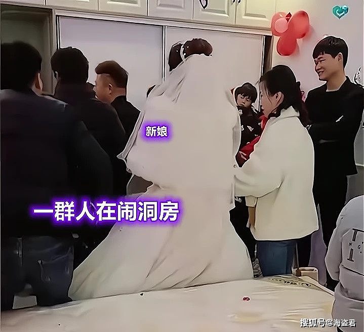 中国一新娘被多人婚闹，男子将她抱住按在床上摩擦欺压，新郎在一旁无动于衷（视频/组图） - 10