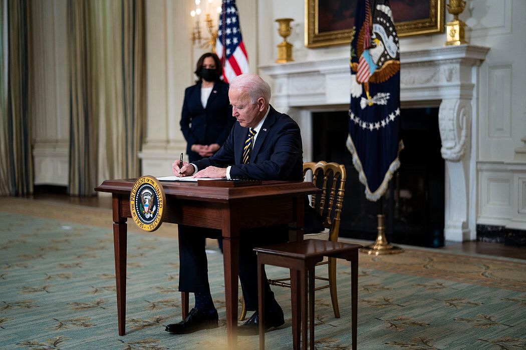 拜登总统周三签署了一项行政命令，要求他的政府审查关键的供应链，以支持美国制造业。