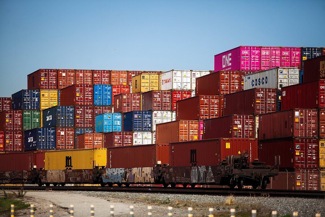星期三在洛杉矶港。拜登政府官员表示，该行政命令将开启一项努力，使未来的美国经济不再受关键进口部件短缺的影响。