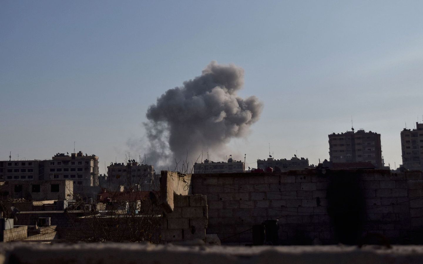 尽管美军已经宣布从叙利亚撤军，但当地局势依然混乱。图为2018年2月25日，叙利亚大马士革东古塔区遭政府军空袭。（Getty）