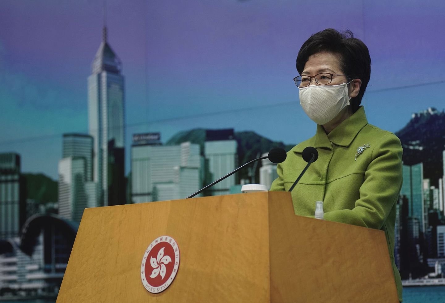 图为2021年1月26日，香港行政长官林郑月娥出席记者会。（AP）