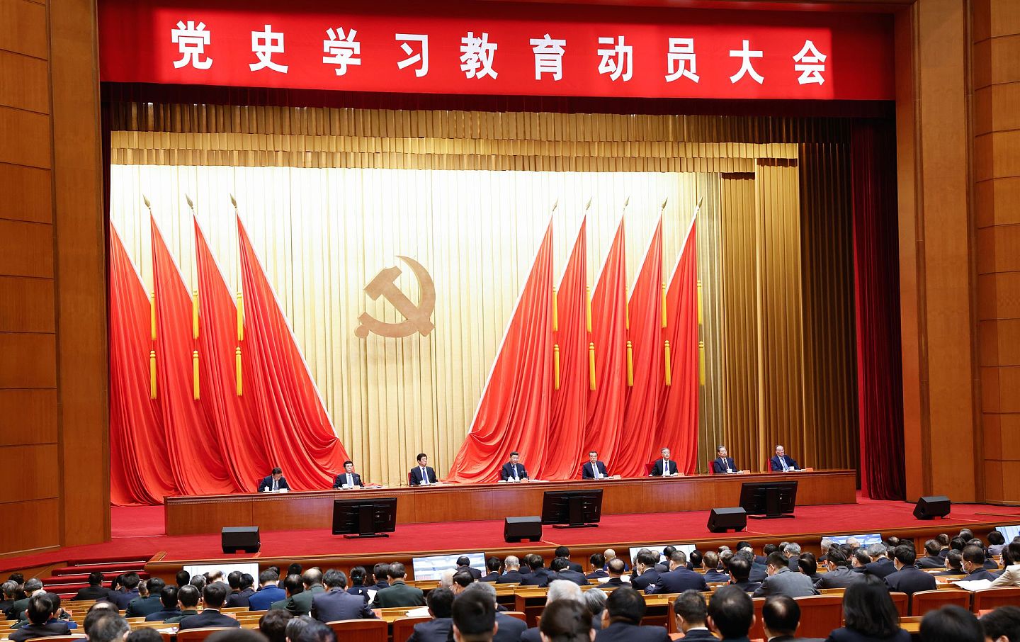 2021年2月20日，党史学习教育动员大会在北京召开，习近平出席会议并发表讲话。（新华社）