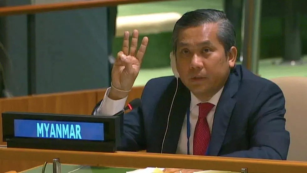 缅甸驻联合国大使觉莫吞(Kyaw Moe Tun)在联大发言结束时举起了三个手指，他呼吁国际社会协助终结该国的军事政变。