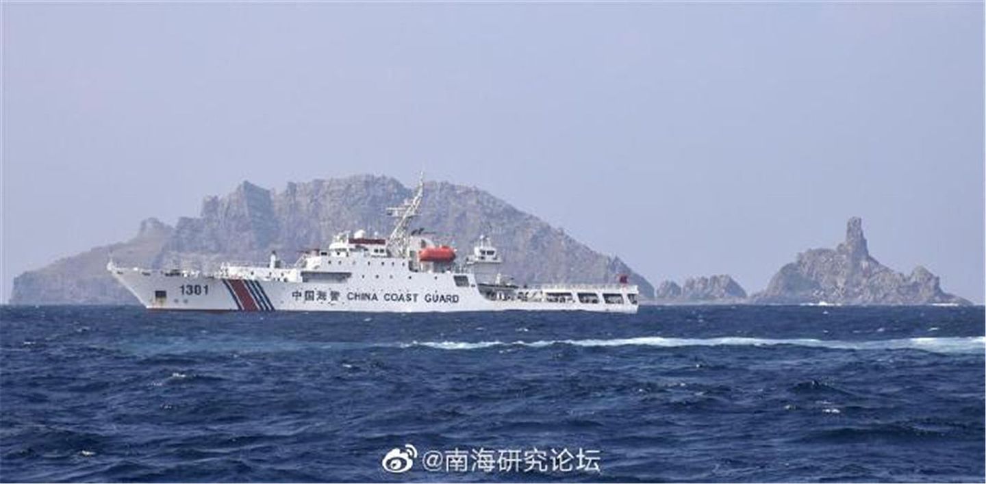中国海警2月15日至16日进入钓鱼岛领海监视跟踪日本海上保安厅舰船。（微博@南海研究论坛）