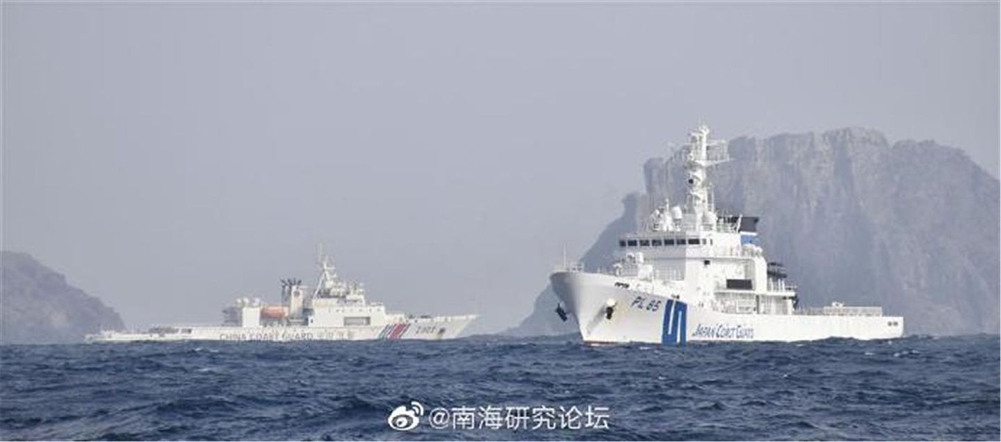 4艘中国海警船现身钓鱼岛毗连区内巡航，其中的2艘于15日进入钓鱼岛海域。（微博@南海研究论坛）