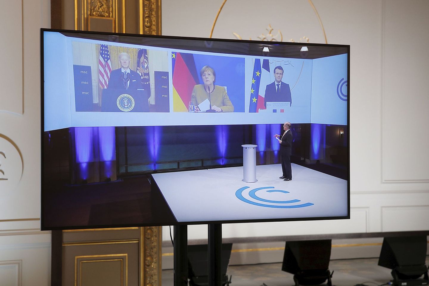 2021年2月19日，2021年慕尼黑安全会议召开，法国总统马克龙（Emmanuel Macron）在爱丽舍宫出席线上峰会。（AP）
