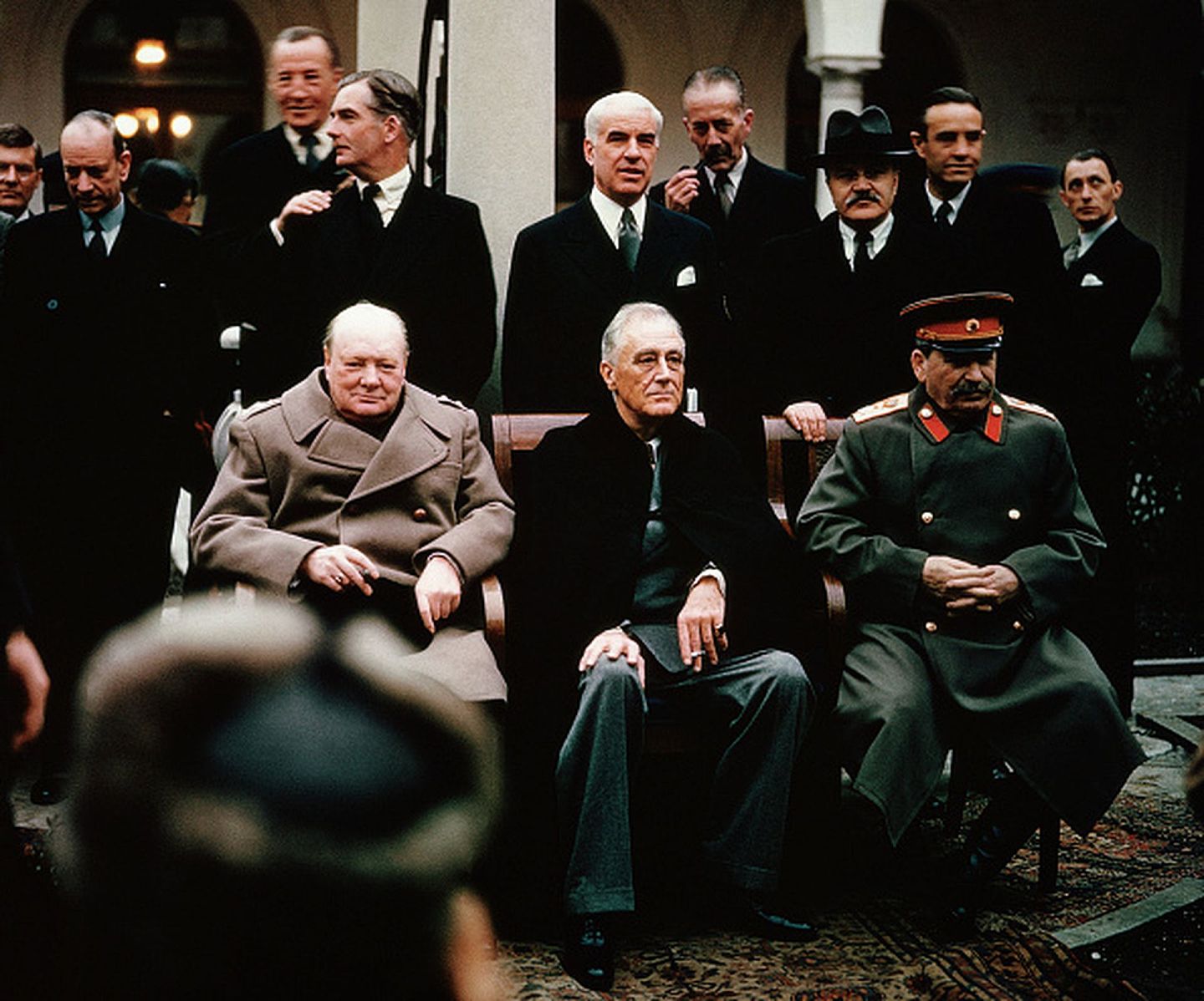 美英苏三巨头在雅尔塔会议期间合影留念，从左至右依次为时任英国首相丘吉尔（Winston Churchill）、美国总统罗斯福与苏联最高领导人斯大林。（Getty Images）