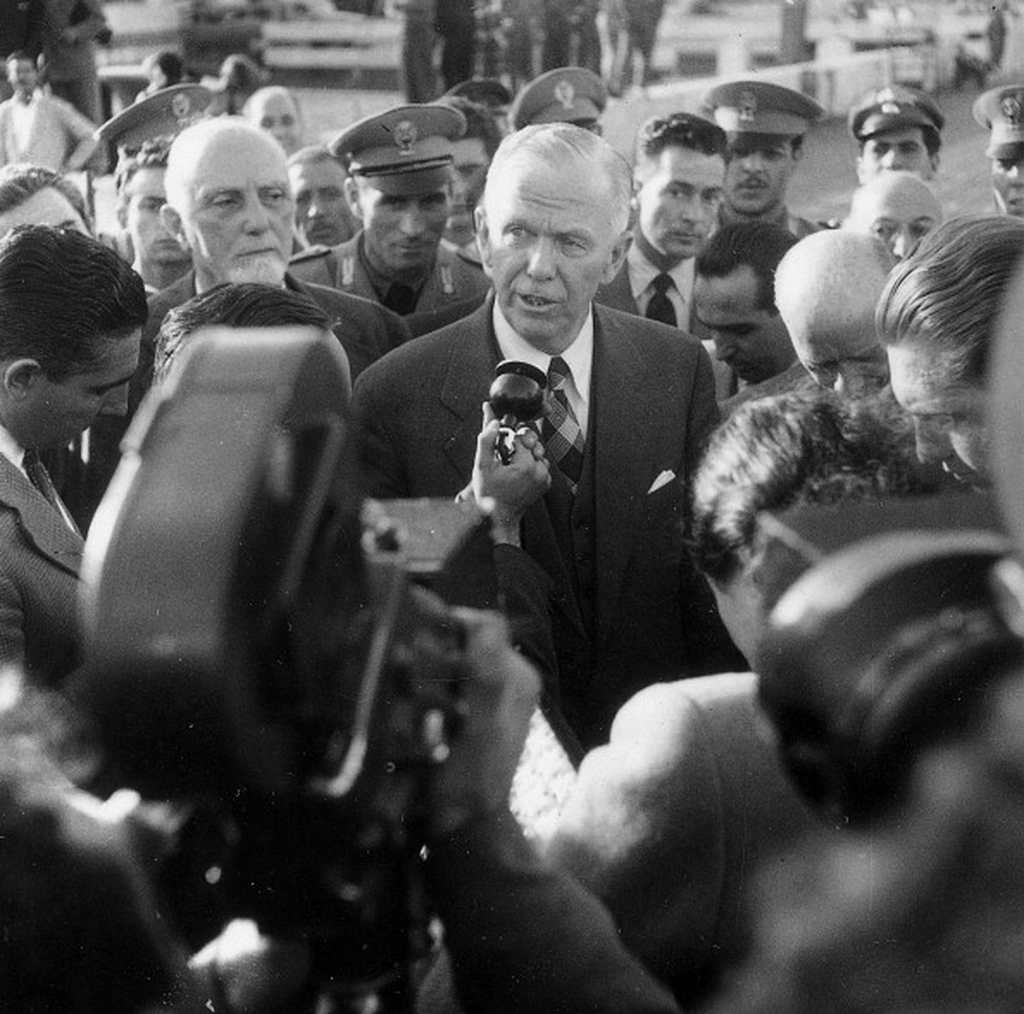 1948年10月18日，时任美国国务卿马歇尔在罗马钱皮诺国际机场就马歇尔援欧计划的相关事宜接受记者的集体采访。（Getty Images）