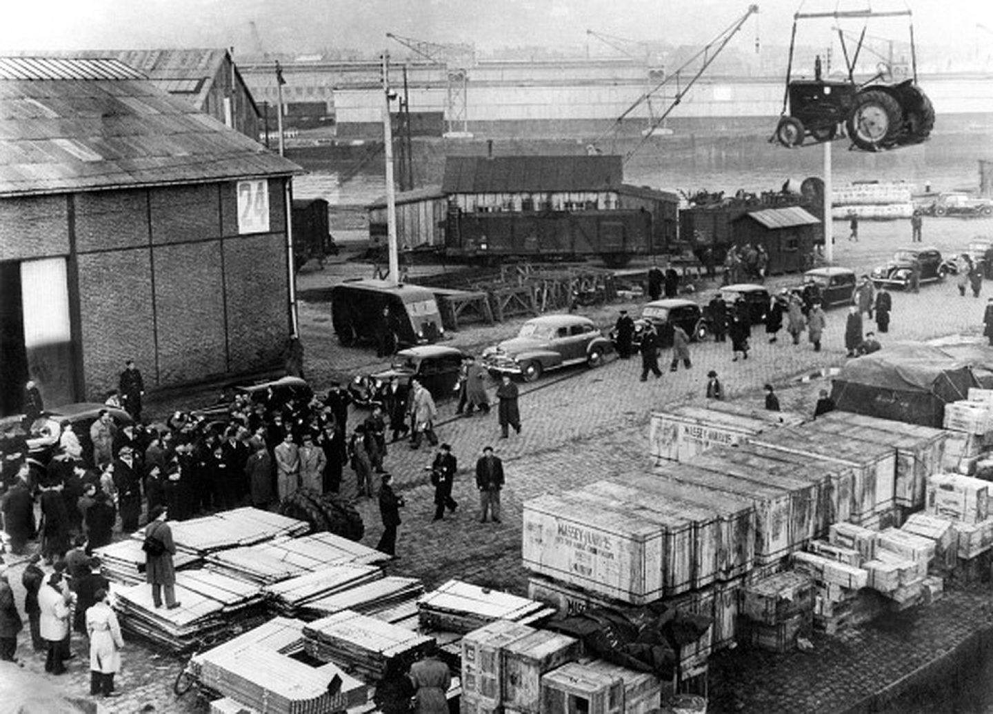 1949年1月4日，在马歇尔计划框架下，美国援欧的美制拖拉机在法国勒阿弗尔港吊装上岸。（Getty Images）