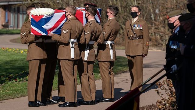 汤姆·摩尔爵士的灵柩上覆盖着英国国旗