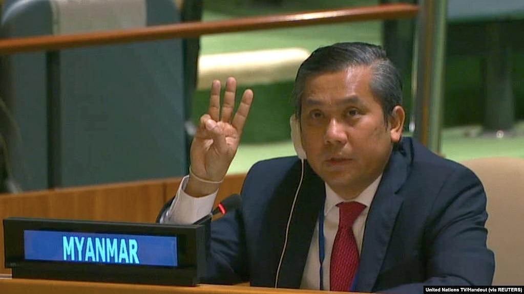缅甸驻联合国大使觉莫吞(Kyaw Moe Tun)在联大讲话后举手行三指礼。（路透社2月26日照片）