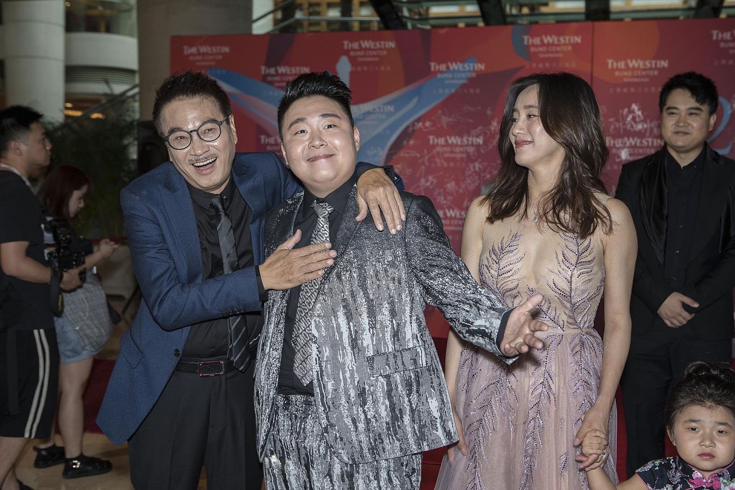 2018年6月16日，吴孟达（左）与演员郝邵文（中）、王智合影。（VCG）