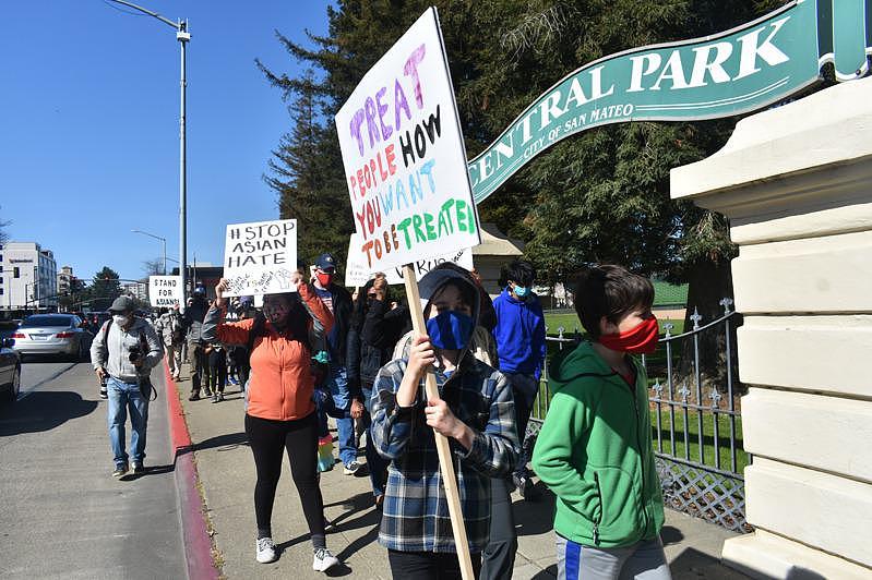 参加者绕行圣马刁中央公园并举牌表达诉求。 （记者黄少华／摄影）