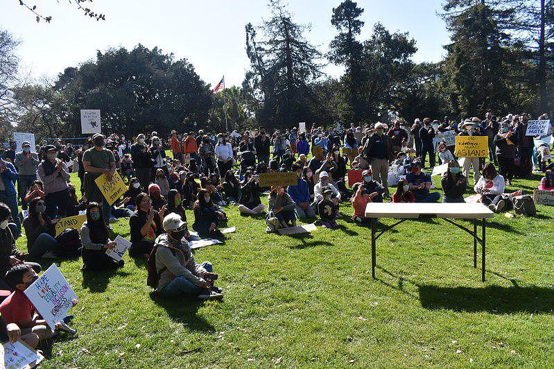 数百人在圣马刁中央公园集会反对种族歧视。 （记者黄少华／摄影）