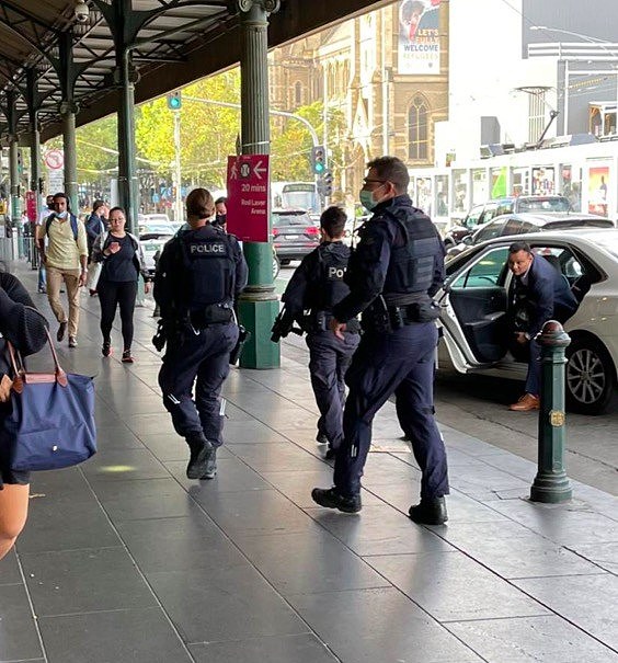 乘客称有炸弹，Flinders St车站重大延误！警方全副武装，现场一片混乱（组图） - 2