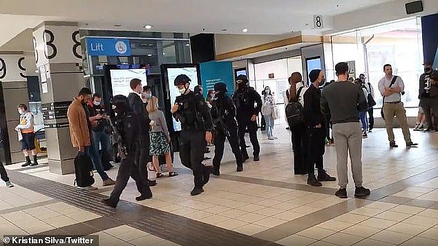 乘客称有炸弹，Flinders St车站重大延误！警方全副武装，现场一片混乱（组图） - 4