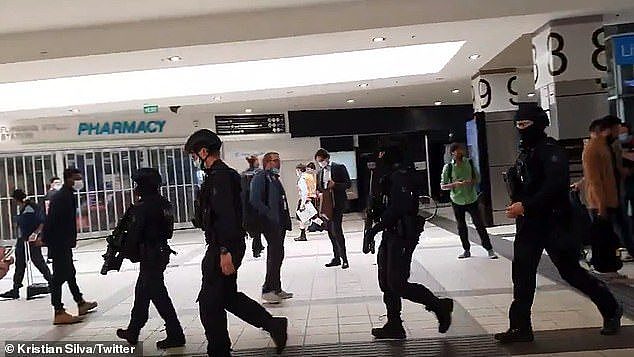 乘客称有炸弹，墨尔本市区车站重大延误！警方全副武装，现场一片混乱（组图） - 7