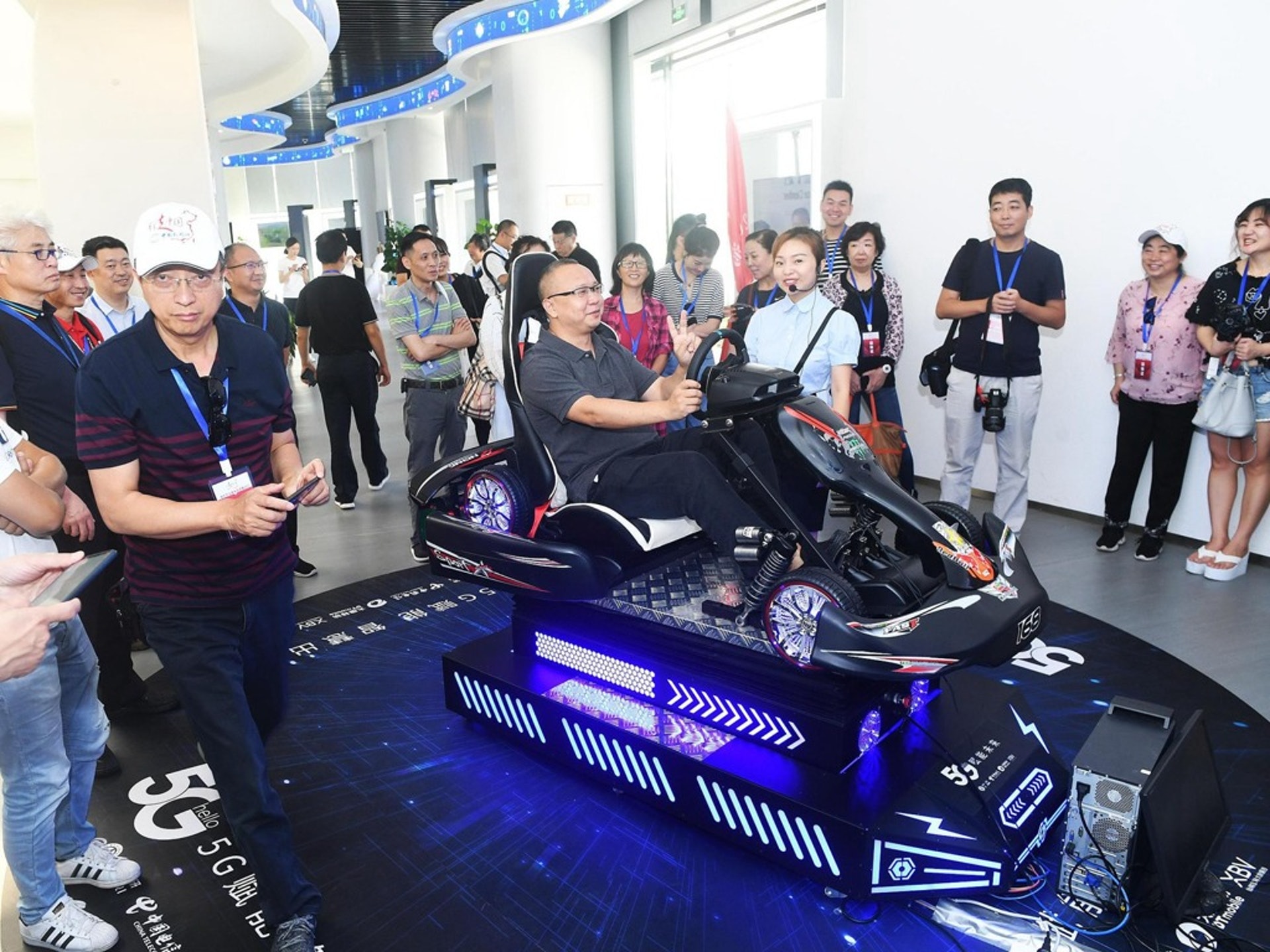 中国人工智能技术迅猛发展。图为2019年8月22日 ,“行走中国·2019海外华文媒体高层重庆行”参访团嘉宾体验5G远程驾驶。(视觉中国) 中国人工智能技术迅猛发展。图为2019年8月22日 ,“行走中国·2019海外华文媒体高层重庆行”参访团嘉宾体验5G远程驾驶。(视觉中国)