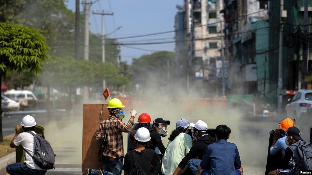 仰光警察向示威民众发射催泪瓦斯。（路透社2月27日照片）