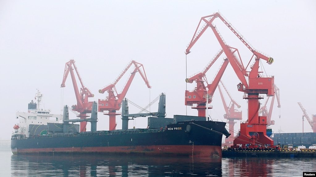 一艘装满原油的外国油轮2019年4月21日在中国青岛港卸货。