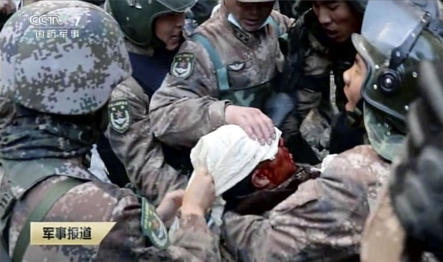 在此次冲突中，中印边境戍边团长祁发宝受重伤。（中国央视视频截图）
