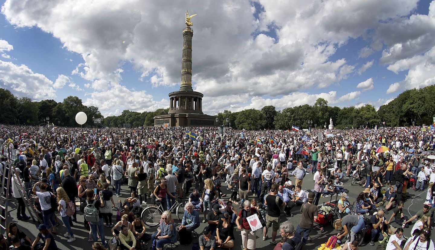 2020年8月29日，德国柏林，人们聚集在胜利柱前，参加反疫情封锁抗议集会。“疫苗护照”又会引发何种争议令人担忧。（AP）